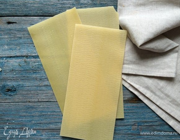 Отварите листы для лазаньи в подсоленной воде по инструкции на упаковке (но на 3 минуты меньше).