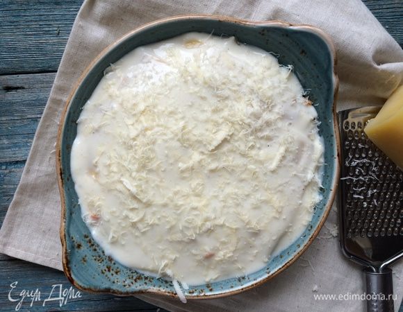 Далее выкладываем слой шпината, слой белого соуса и еще один слой теста, затем слой томатного соуса, и выкладываем листы теста, покрываем белым соусом, посыпаем тертым пармезаном и хлебной крошкой. Запекайте при 180°С в течение 40 минут, или пока лазанья не подрумяниться.