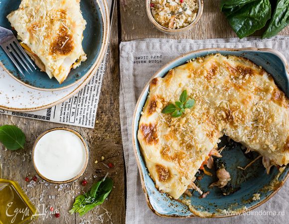 Подайте к лазанье хлебные крошки, чтобы каждый посыпал хрустящей корочкой свою порцию. Приятного аппетита. 