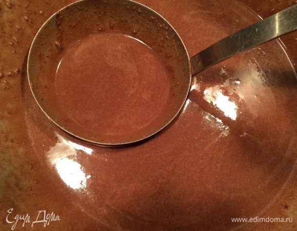 Добавьте молоко и масло. Дайте тесту отдохнуть минут 10 — 15. 