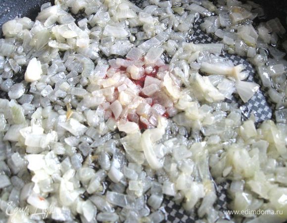 Лук почистить, мелко нарезать, обжарить на сливочном масле (30 г).