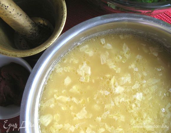 Чечевицу промыть, поместить в кастрюлю с холодной водой, довести до кипения, снять пену, перемешать, убавить огонь, варить на слабом огне без крышки, пока чечевица полностью не разварится (15 минут). За 5 минут до окончания варки посолить. При варке красная чечевица становится золотистого цвета. Снять c огня, добавить лук.