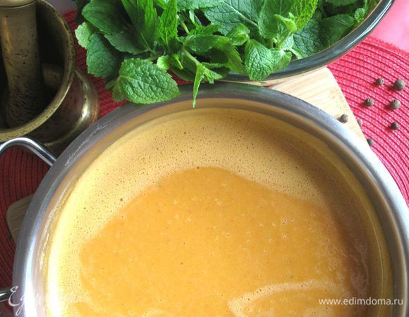 В сковороду добавить масло виноградных косточек Biolio и сливочное масло (20 граммов), муку, перемешать, добавить томатную пасту, черный свежемолотый перец, сухую мяту, красный молотый сладкий перец (паприку), подержать на сковороде 1 — 2 минуты. Добавить содержимое сковороды в чечевичный суп. Дать немного остыть. Измельчить с помощью блендера, перелить в кастрюлю.