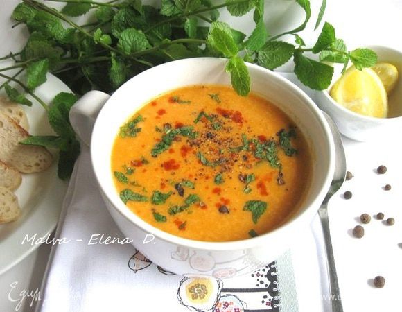 Подавать, посыпав свежемолотым душистым перцем, паприкой, украсив измельченными листиками мяты. Сопроводить долькой лимона, питой или сухариками. Для тех, кто любит более острый вариант, можно добавить чуть-чуть сухого красного острого перца.