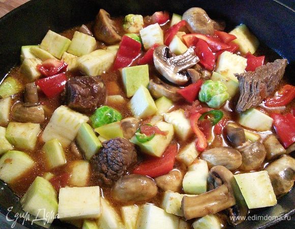 Мне под руку попалась горсть брюсельской капусты, ее я тоже заложила в айнтопф. 