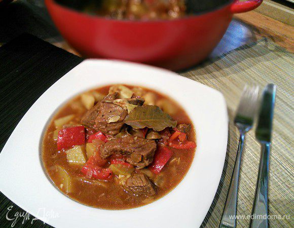 В конце тушения проверить на вкус и по необходимости посолить, поперчить и добавить щепотку сахара. 