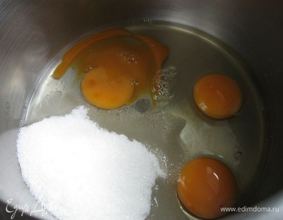 В миску просеять муку с разрыхлителем. Яйца смешать с сахарным песком и ванильным сахаром в отдельной посуде.