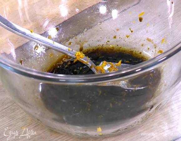 Приготовить заправку для моркови: соединить мед, 1 ст. ложку оливкового масла, 1 ст. ложку бальзамического уксуса и 1/2 ч. ложки апельсиновой цедры, все посолить, поперчить и перемешать.