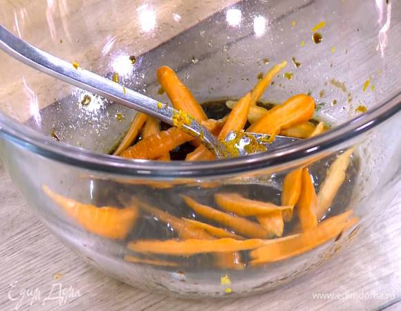 Морковь разрезать вдоль пополам, выложить в медовую заправку и перемешать.