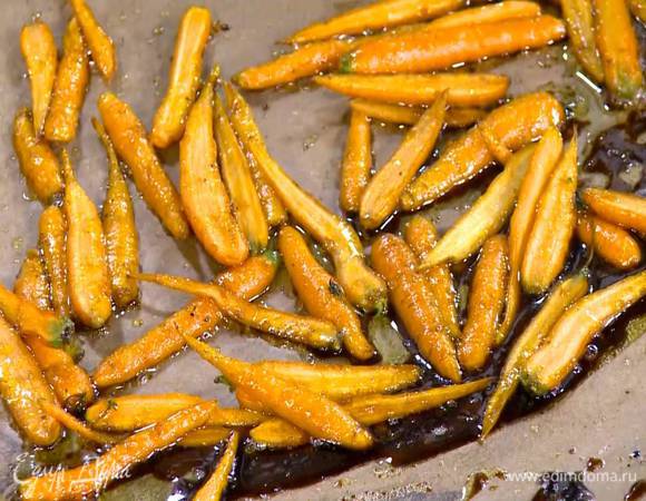 Противень выстелить бумагой для выпечки, разложить в один слой морковь с заправкой и запечь под разогретым грилем с конвекцией.