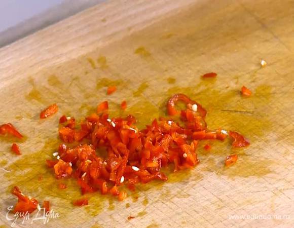 Перец чили вместе с семенами мелко порубить.