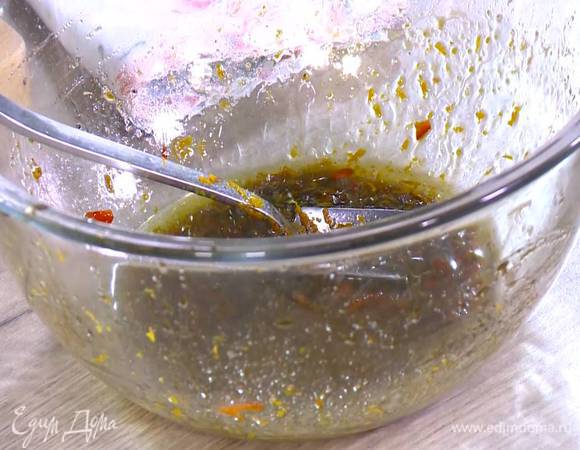 Приготовить заправку для салата: в глубокой посуде соединить сок и оставшуюся цедру апельсина с оливковым маслом и бальзамическим уксусом, добавить измельченный чили, все посолить и перемешать.