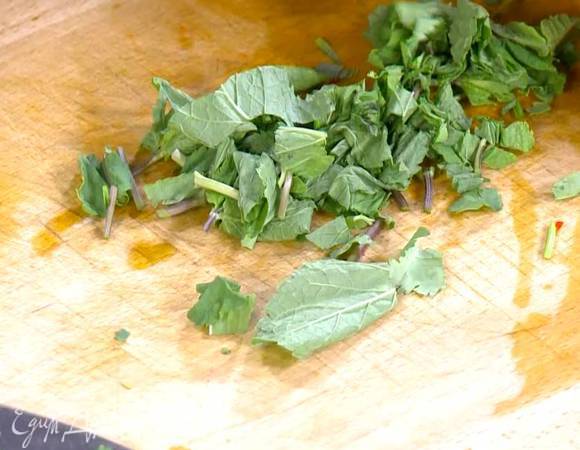 Тархун, кинзу и мяту крупно порезать.