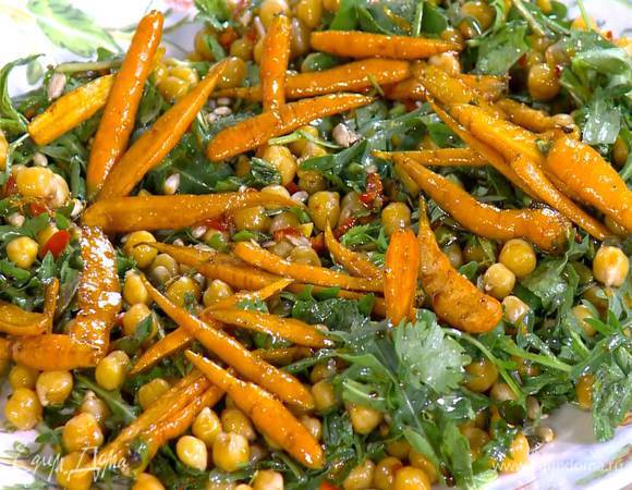 Переложить салат на большую тарелку, сверху разложить запеченную морковь.