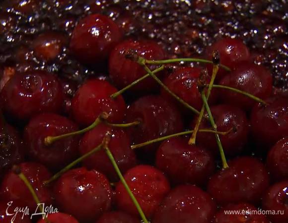 Влить бальзамический уксус и прогревать все на медленном огне 5 минут.