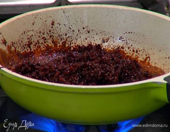 В сковороду с оставшимся от вишни соусом выложить отваренный рис, перемешать и прогревать 1‒2 минуты.