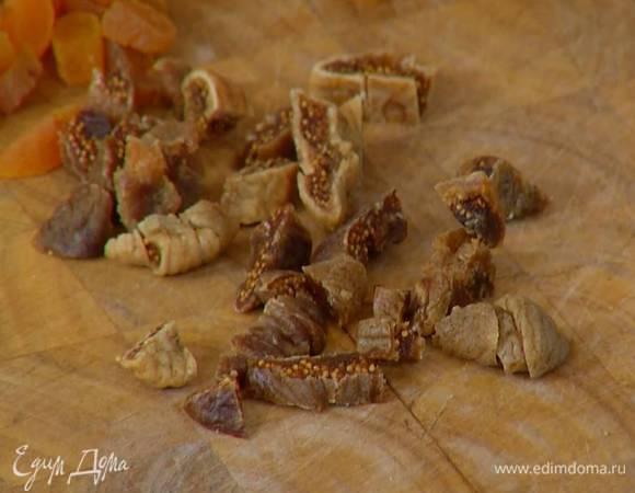 Курагу и инжир нарезать небольшими кусочками.