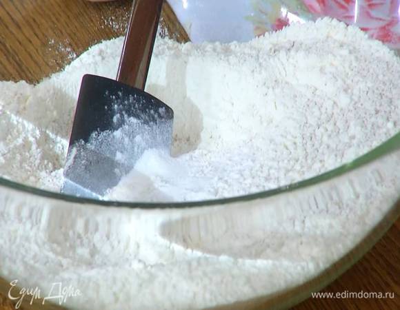 Всю муку перемешать с содой и солью.