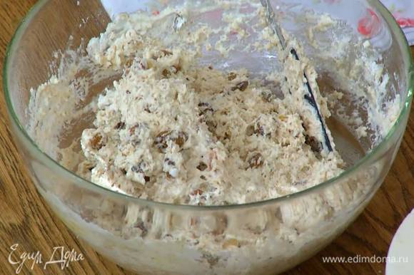 Всыпать в муку орехи, инжир, курагу и изюм, добавить йогурт, мед и вымешать крутое тесто.