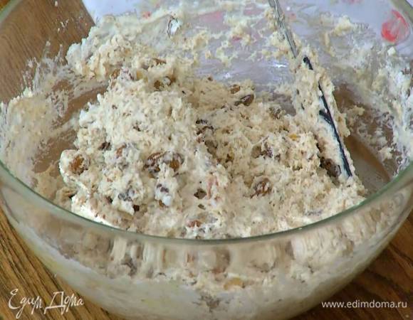 Всыпать в муку орехи, инжир, курагу и изюм, добавить йогурт, мед и вымешать крутое тесто.