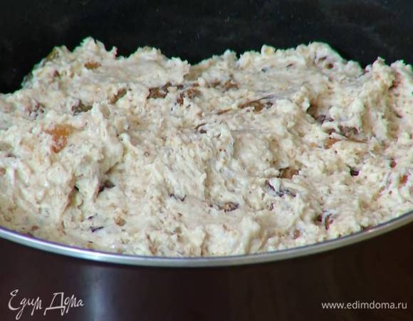 Форму для выпечки смазать оливковым маслом, выложить тесто и разровнять его.