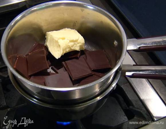 Шоколад поломать небольшими кусочками и вместе со 125 г сливочного масла растопить на водяной бане.