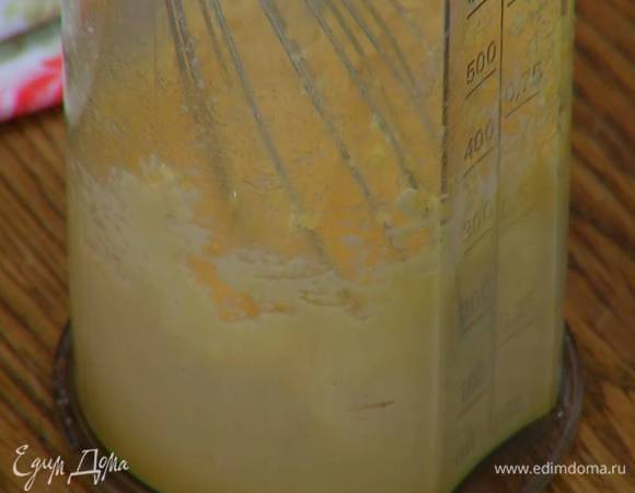 Муку перемешать с ванильным сахаром, добавить желтки и взбить все блендером с насадкой-венчиком, так чтобы масса стала светлой и пышной.