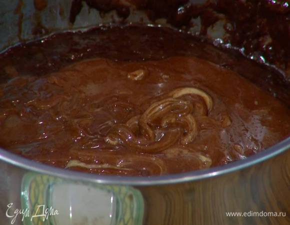 Растопленный шоколад с маслом слегка остудить и, непрерывно взбивая на небольшой скорости блендером с насадкой-венчиком, по одному ввести яйца.