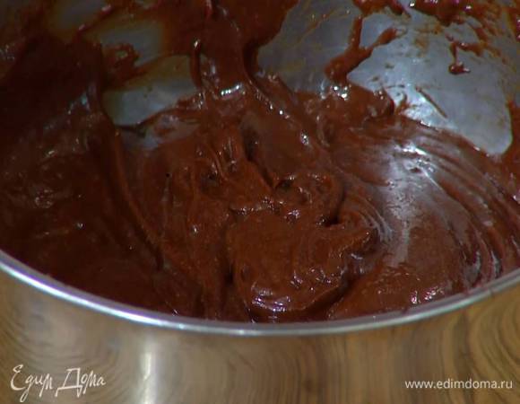 К муке с желтками добавить часть шоколадной массы, взбить все блендером, затем выложить получившуюся смесь в оставшуюся шоколадную массу и взбить все еще немного.