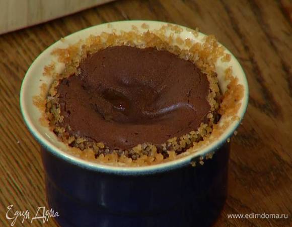 Выпекать фондан в разогретой духовке 9‒12 минут.