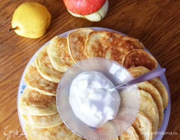 Получились мягкие и очень вкусные фруктовые оладки.