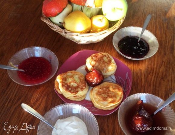 Варенье, джем на любой вкус.
Очень вкусно было с вареньем из груш на красном вине от Наиры http://www.edimdoma.ru/retsepty/58220-varenie-iz-grush-na-krasnom-vine.