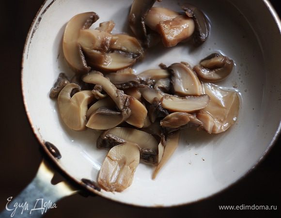 На разогретой с растительным маслом сковороде поджариваем грибы минут 5 — 7 на среднем огне. У меня консервированные, но можно взять и свежие. Количество зависит от вашего желания.