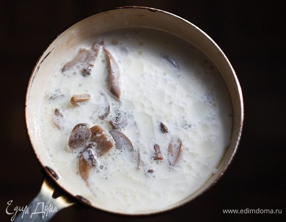 Добавляем сливки и перемешиваем, тушим пару минут.