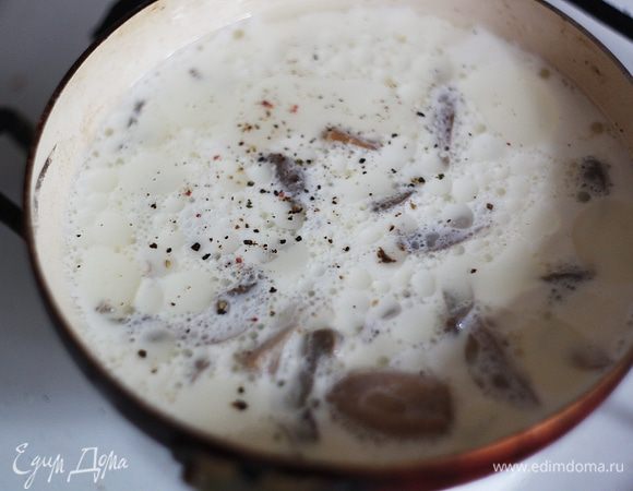 Затем добавляем перец по вкусу. У меня смесь перцев в мельничке, вы можете использовать и простой черный. Если шампиньоны консервированные, как у меня, то солить не нужно, если свежие — солим по вкусу. 