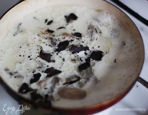 Затем добавляем базилик (свежий или сушеный), перемешиваем, убавляем огонь на минимум и тушим минут 5 — 7, периодически помешивая. 