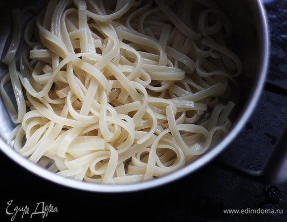 Лапшу варим согласно инструкции. Готовим одну порцию, поэтому количество зависит от того, сколько вы обычно едите, т.к. порции у всех разные.