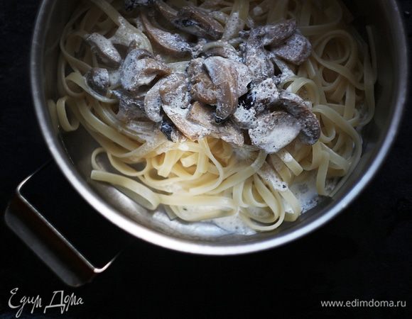 Смешиваем лапшу с грибами. 