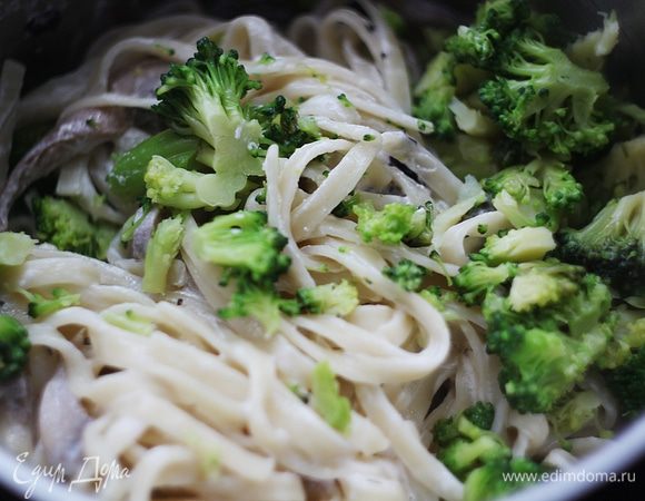 Добавляем брокколи к лапше с грибами и перемешиваем. 
