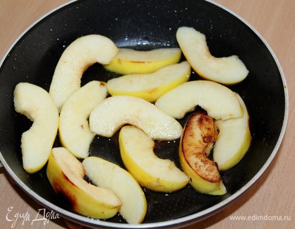 Айву нарезать дольками, обжарить на растительном масле с двух сторон.