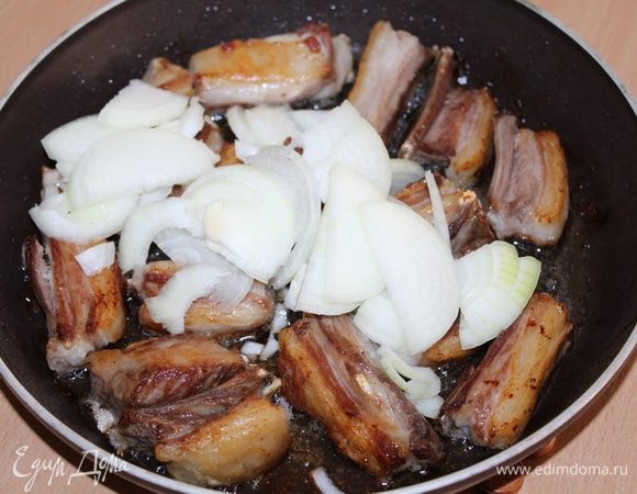 Добавить лук полукольцами, потушить до золотистого цвета.