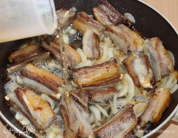 Затем добавить вино, тушить 5 минут.