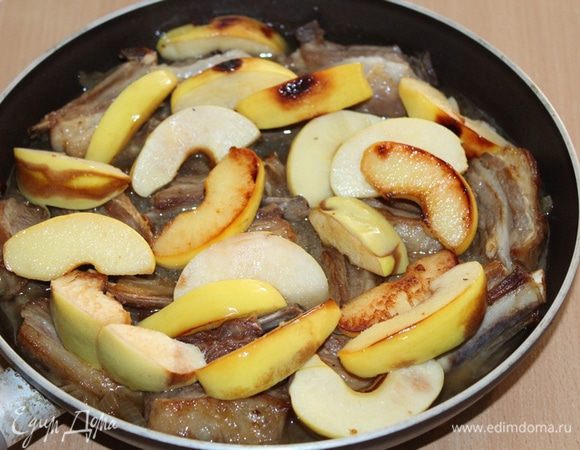 Выложить кусочки айвы, долить воды, чтобы мясо было покрыто, закрыть крышкой и томить около 45 — 50 минут, до мягкости баранины и айвы. В готовое блюдо по желанию можно добавить кинзу.