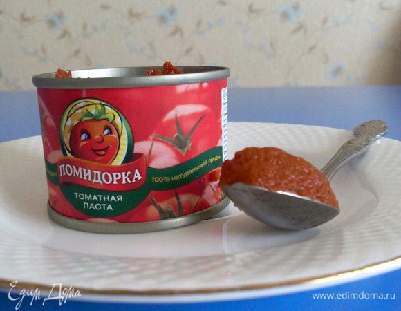 Добавить томатную пасту «Помидорка», посолить, поперчить, потушить 2 минуты.