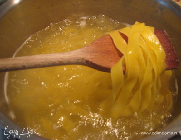 Отварить пасту согласно инструкции на упаковке. У меня свежая и готовится 4  минуты.