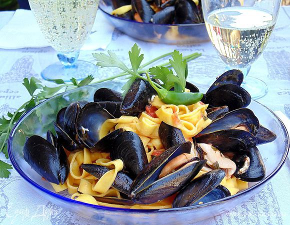 Смешать пасту с мидиями. 
Приятного аппетита!