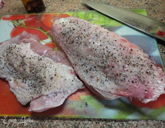 Грудки вымыть, на коже сделать надрезы. Сбрызнуть оливковым маслом, посолить, поперчить, завернуть в фольгу и оставить мариноваться на 30 минут.