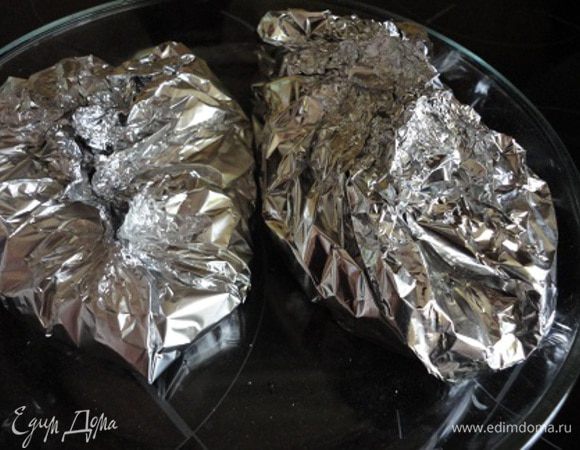 Запекать около часа при температуре 200°С. За 10 минут до готовности фольгу развернуть и дать возможность утке поджариться.