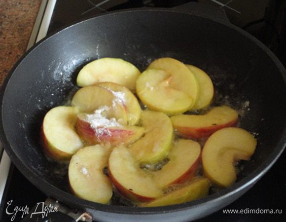 Пока утка запекается, приготовим соус и карамелизированные яблоки. Для этого яблоки нарезать средними дольками и припустить на сливочном масле. Посыпать сахарной пудрой и карамелизировать минут 5. Готовые яблоки переложить в тарелку.