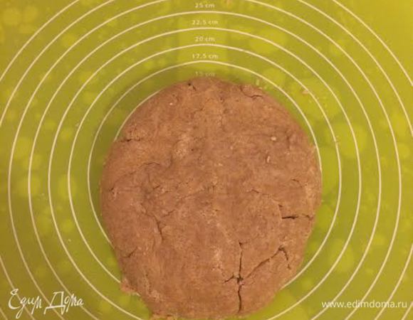 Начать постепенно добавлять холодную воду и мешать все вилкой. Как только тесто можно будет собрать в шар, перестаем добавлять воду. Долго не месим, собираем тесто в шар, заворачиваем в пленку и отправляем в холодильник на 1 час.